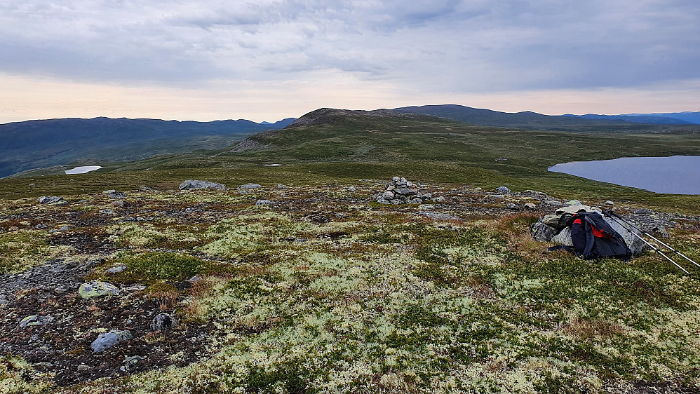 Skyet med en kjølig vind på toppen av Rustin (1295). Nærmeste fjell i bakgrunnen nokså midt i bildet, er Kvannehøgdin (1320). Litt av Storetjønnan ses nedenfor til høyre.