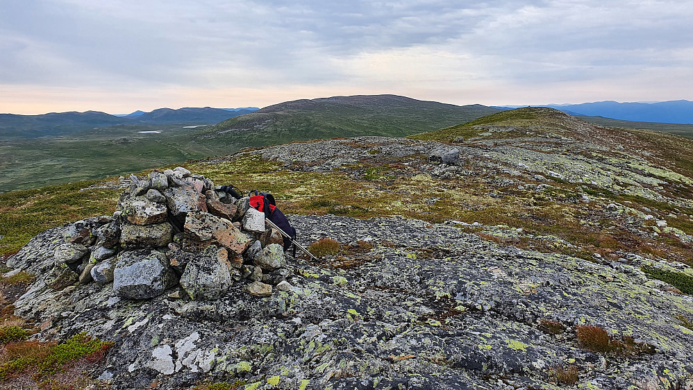 Toppvarden på Kvannehøgdin (1320) i forgrunnen. Til høyre og litt lengre bak ses en liten varde på det sørlige toppunktet. Fjellet bak og midt i bildet er Skirveggnuten (1381).