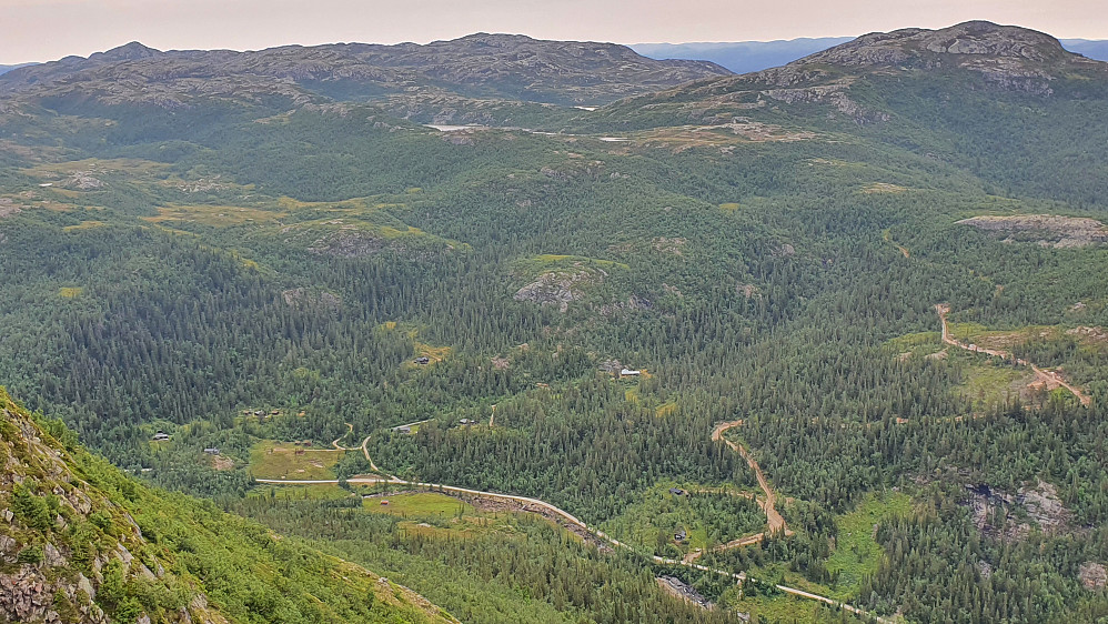 Jeg står ved stupkanten på høyden Vest for Baksmett (1144) og ser ned mot Sørset og Pardisseter. Fjellet øverst til høyre er Byggjingen (1170).
