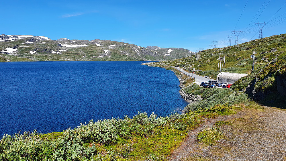 Vestredalsvatnet hadde bra med vann, og var ikke tappet noe særlig ned. Til høyre er det vestre utløpet av Geiteryggtunnelen og parkeringsplassen hvor jeg satte igjen bilen.