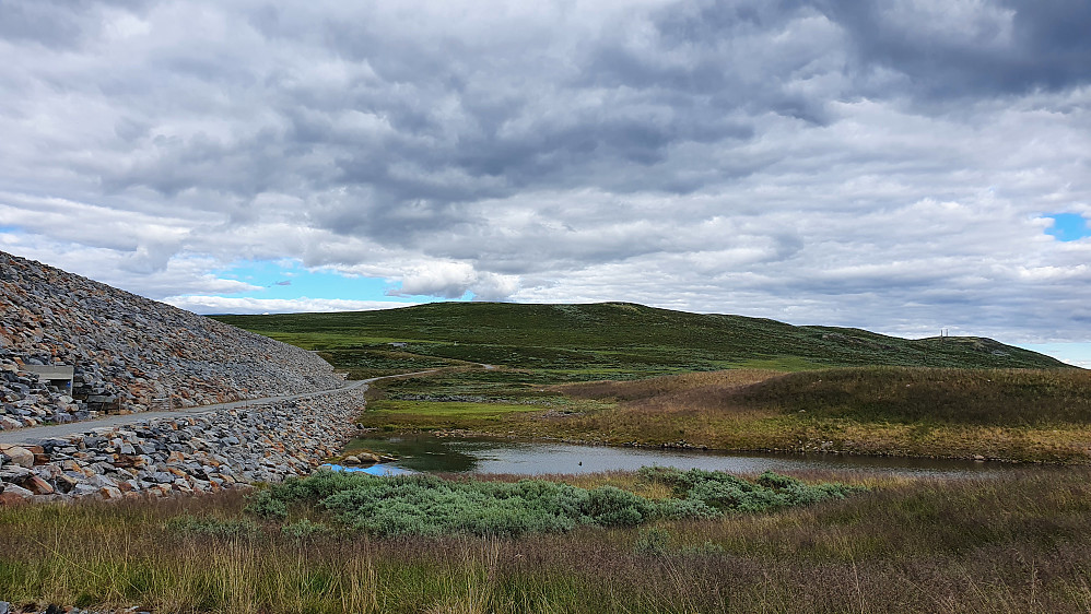 Til venstre ses veien på nedsiden av Stolsdammen. Bak og midt i bildet er Ryssefjellet (1194). Helt til høyre ses mastene på Ryssefjellet Sørøst (1191).