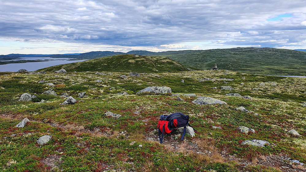 Utsikt mot sørøst fra toppen av Ryssefjellet (1194). Nærmeste topp bak med bygning og to master, er Ryssefjellet Sørøst (1191).