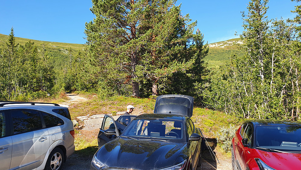 Vi gjør oss klare for tur på parkeringen ved Roe. Veien man følger fra start forsvinner oppover i skogen til venstre.