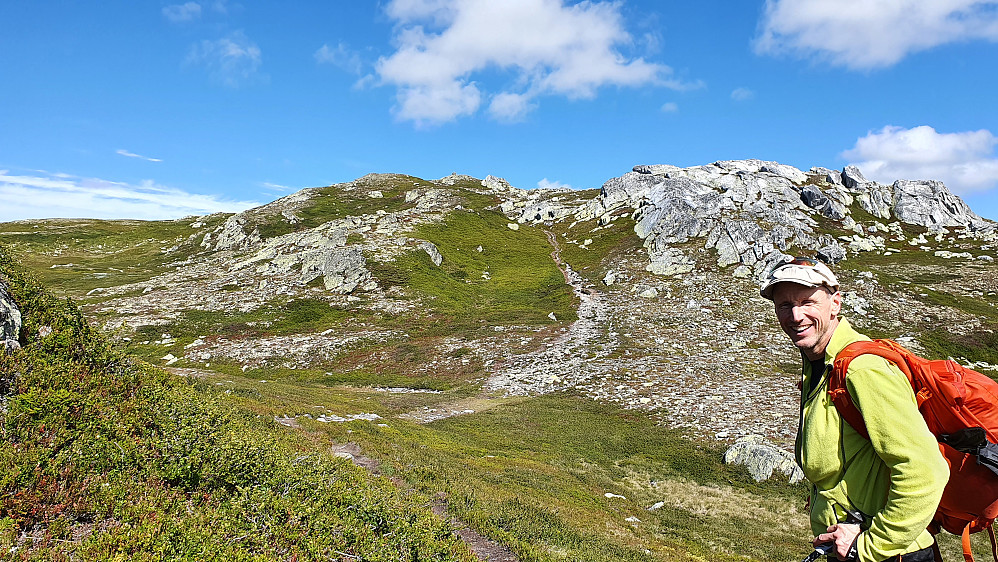 Vi nærmer oss toppen av Eidsfjell (1333). Toppvarden kan skimtes øverst nesten midt i bildet.