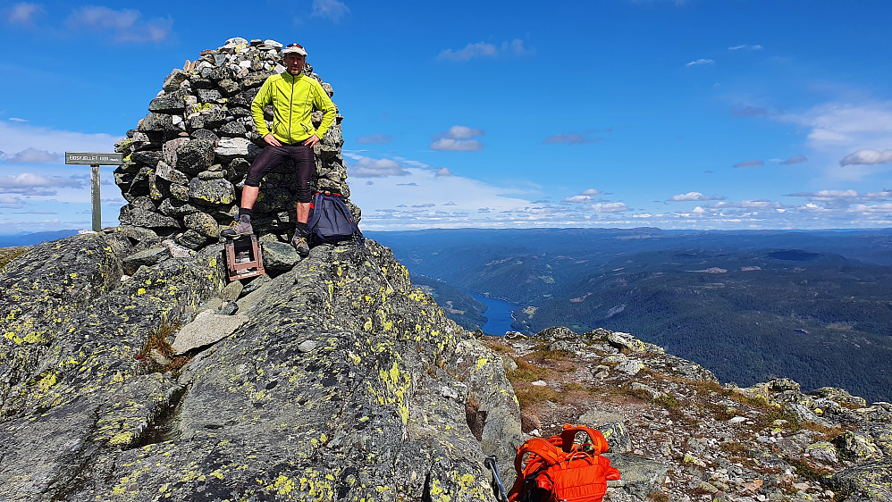 Utsikt nordover fra toppen. Nokså midt i bildet ses Norefjorden, langt der nede.