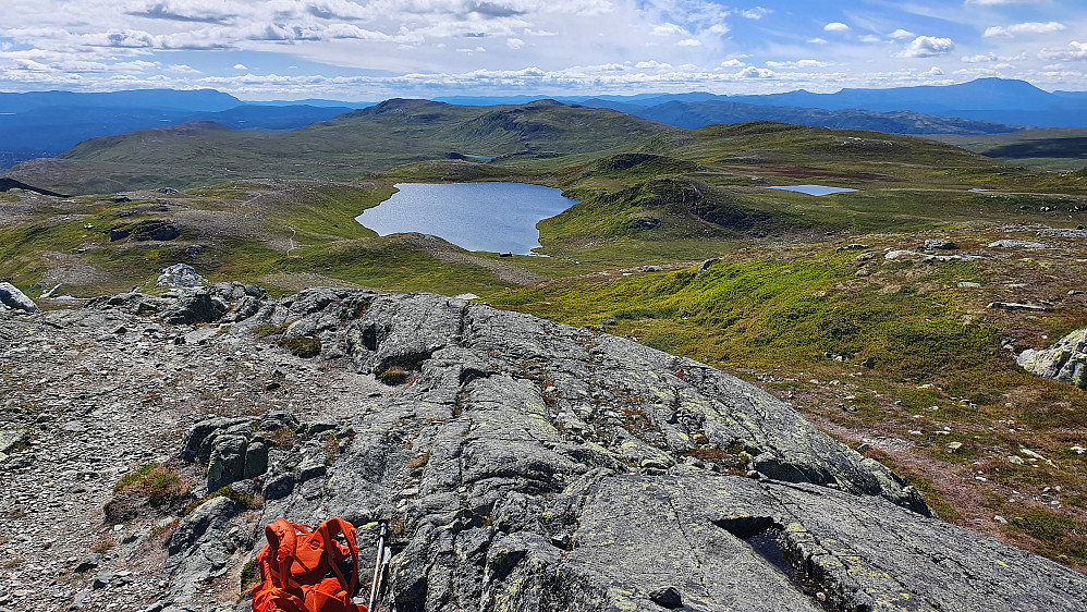 Utsikt sørover fra toppen av Eidsfjell. Vannet nokså midt i bildet er Fallstjønn. Langt bak og helt til høyre ses Gaustatoppen.