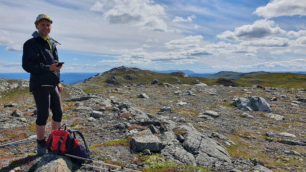 Vi står på Eidsfjell Nord (1323). Bak og litt til venstre ses Eidsfjell (1333) hvor den store toppvarden er godt synlig.