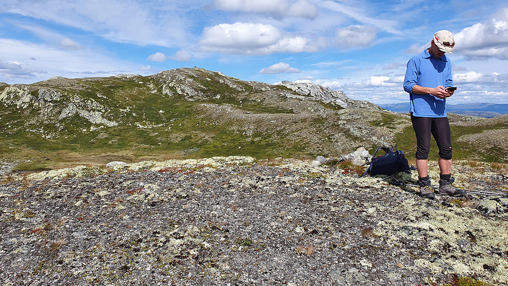 Vi har en pause på toppen Nordvest for Fallstjønn (1270). Bak og litt til venstre er Eidsfjell (1333).