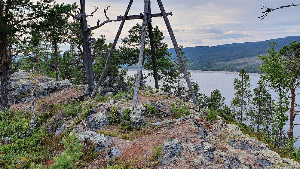 Toppen og trig.punktet på Storneskulten (851).