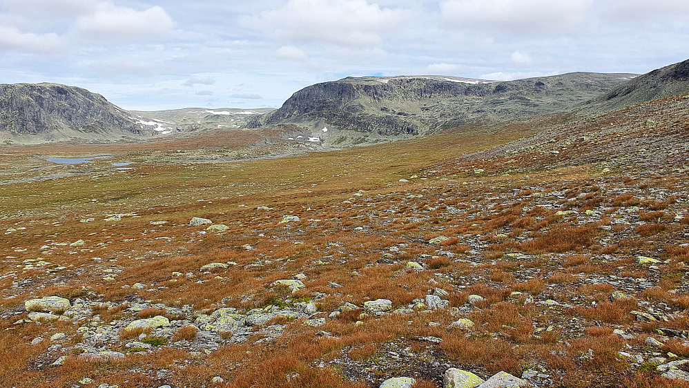 I Øvre Storebotnen, i det lettgåtte partiet på ca 1500 meters høyde, rett øst for Storebottjerne. Det flate fjellet litt til høyre for midten, er Storebottegge (1829).