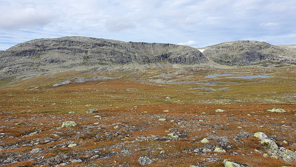 I Øvre Storebotnen. Fjellet til venstre er Såta (1692). Toppen til høyre er Vest for Storebottjerne (1629).