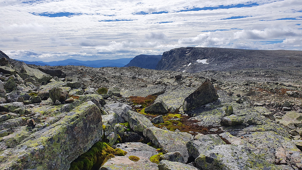 På vei ned mot Storebottskardet. Nærmeste fjell til høyre i bildet er toppen Sørøst for Storebottskardet (1705). Lengre bak og nokså midt i bildet ses Såta (1692).