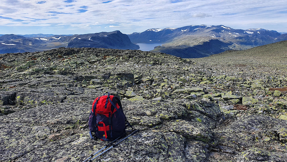 På toppen av Mørekvamberget (1631). Det store vannet i bakgrunnen er Juklevatnet, med fjellet Høgeloft (1920) til høyre, og Vesle Jukleeggi (1701) like til venstre for vannet.