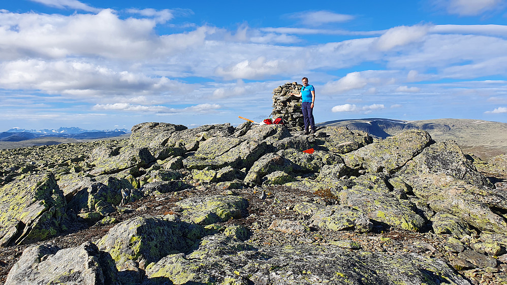 Ved varden på Såta (1692), som var turens flotteste topp. Bildet tatt mot nord. Bak til høyre ses Storebottegge (1829), mens Hurrungane er bakerst til venstre i bildet.