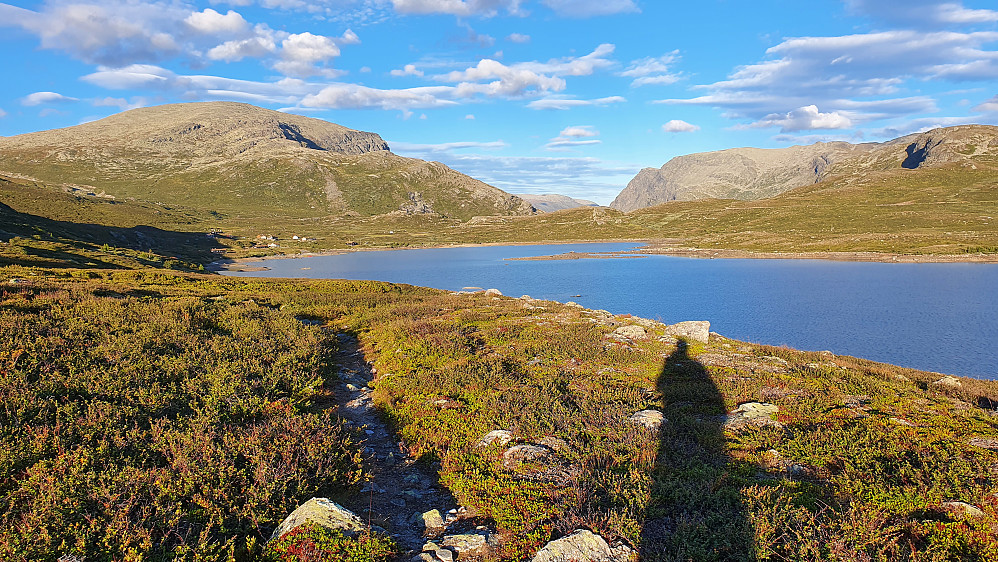 På stien mot Vabuleino, som ses til venstre i bildet. Fjellet rett bak/over Vabuleino er Hydalsberget (1740).