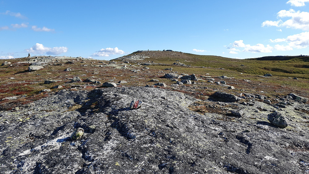 Jeg nærmer meg toppen av Strøslifjell (1107), som ses bak midt i bildet.