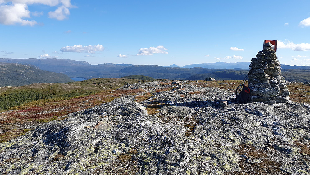 Toppvarden på Strøslifjell (1107) til høyre. Utsikt sørover. Vassfaret er til venstre i bildet, mens Norefjell er langt bak til høyre og delvis bak varden.