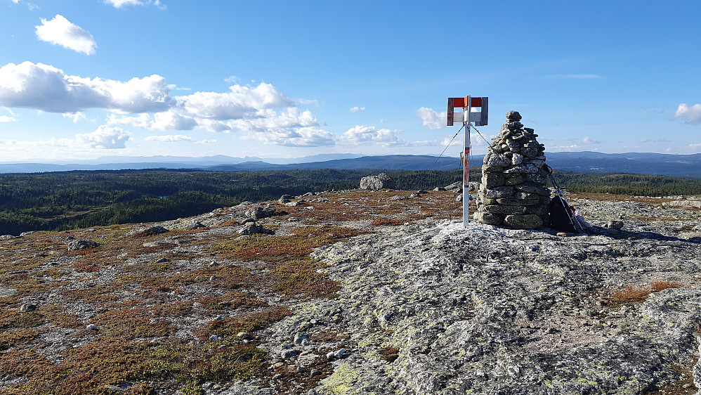 Utsikt mot nordvest fra toppen av Strøslifjell (1107). Hemsedalsfjella skimtes i disen helt bakerst på venstre side av bildet.