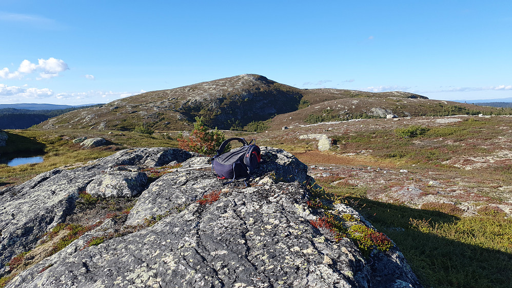 En liten pause på toppen av Søndre Strøslifjell (1050) med høyeste Strøslifjell (1107) rett bak. 