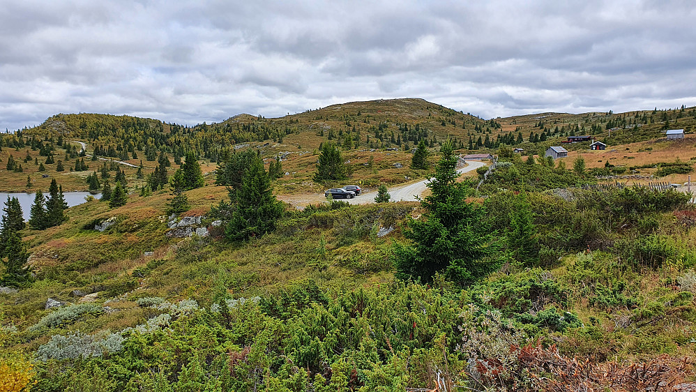 Jeg står omtrent der hvor stien til Nysetfjellet (1180) tar av fra grusveien, og ser tilbake mot parkeringsplassen. Toppen bak, nesten midt i bildet, er Rødungshovda (1133).