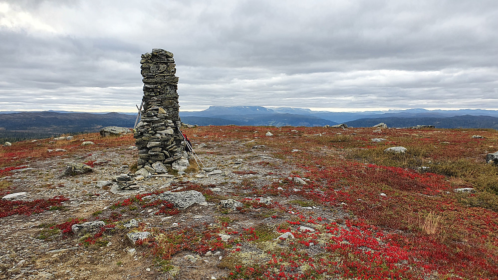 Høy toppvarde på Nysetfjellet (1180). Bakerst og midt i bildet ses Hallingskarvet. Og bak der igjen finnes sola ...