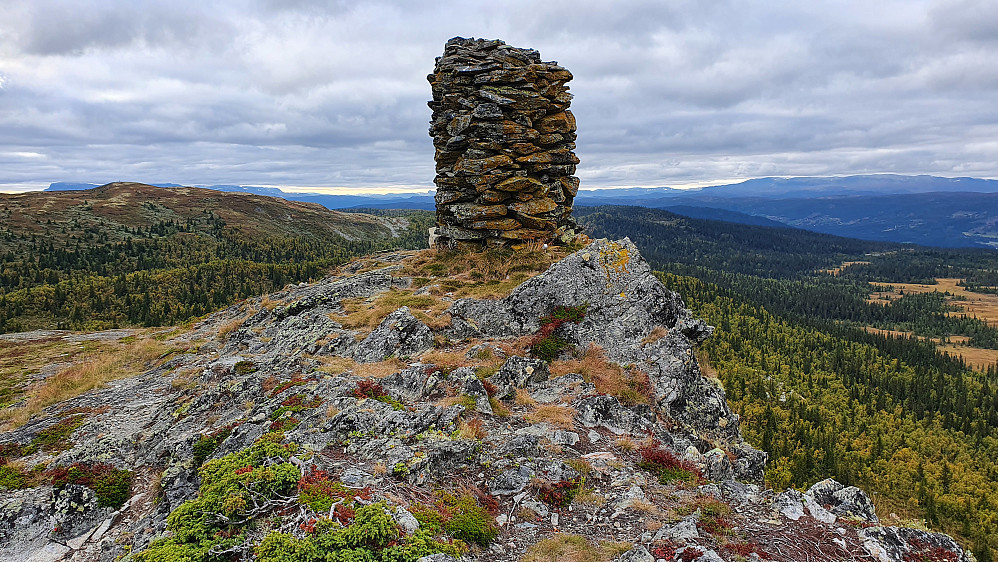 Stor toppvarde på Nysetknippen (1150), og stupbratt ned til høyre. Nærmeste snaufjell bak til venstre er Nysetfjellet (1180), med litt av Hallingskarvet bakenfor den igjen.