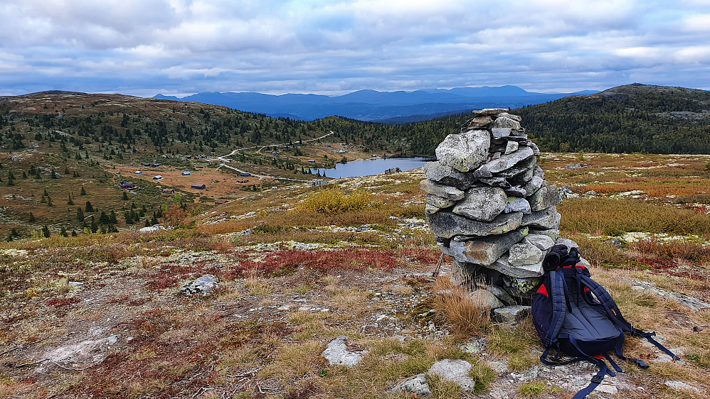 På toppen av Rødungshovda (1133). Nedenfor til venstre er setra Nyset. Helt til venstre i bildet ses Nysetfjellet (1180). Lengst til høyre er Nysetknippen (1150).