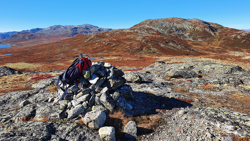 Nærmest er toppvarden på Nosi (1271). Bak til høyre ses Hestebottfjellet (1406), mens lengre bak og litt til venstre er Storebottskarvet (1719).