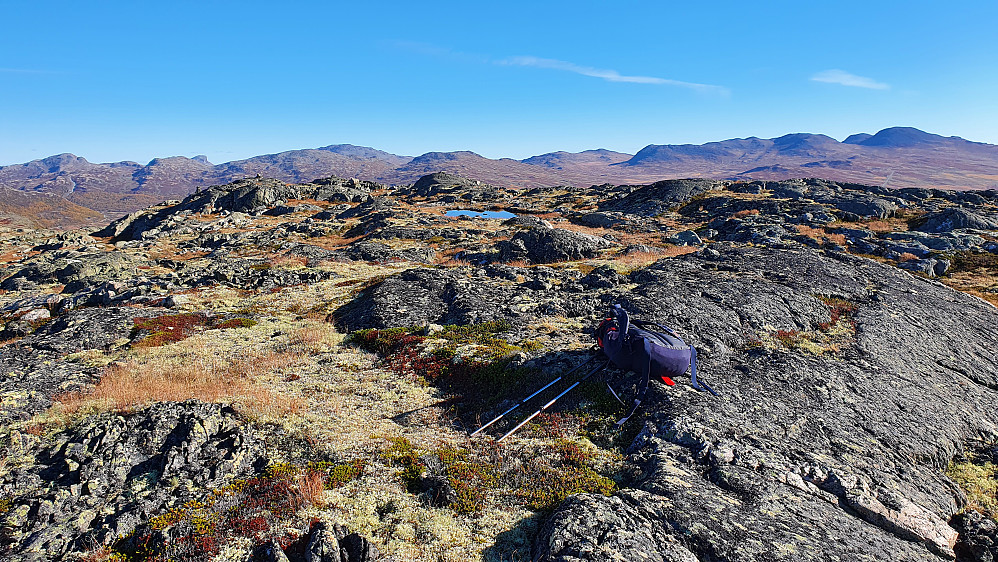 Sekken min ligger på bergknausen hvor toppunktet på Hestebottfjellet (1406) er markert på kartet. Bildet tatt mot sørøst.