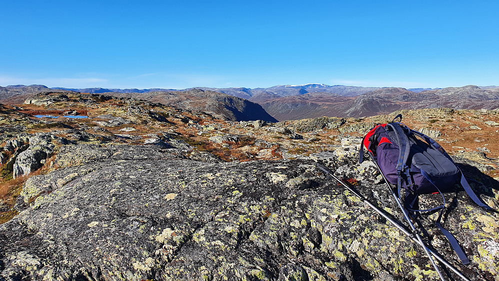 Jeg står øst på toppområdet på Hestebottfjellet og ser mot nord/nordvest. Fjellet bakerst og litt til høyre med nysnø på toppen, er Høgeloft (1920).