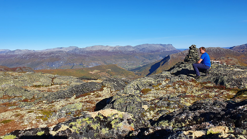 Jeg er lengst øst på toppområdet på Hestebottfjellet, ved trig.punktet (1402). Temmelig sentralt i bildet ligger Tuv nederst i dalbunnen.