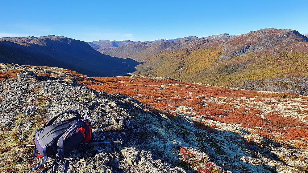 Utsikt nordvestover og ned i Heimdalen fra toppen Vest for Hauganøse (1227). Fjellet helt til høyre i bildet er Fuglehaugnøse (1399).