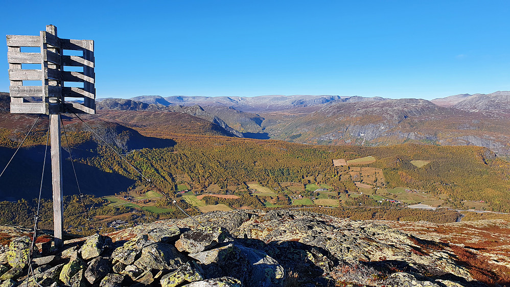 Trig.punktet på Hauganøse (1275). Utsikt mot nord/nordøst. De store bygningene i dalen nedenfor til venstre er Hemsedal Høyfjellssenter, i grenda Lio.