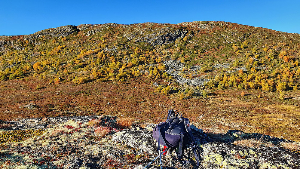 Sekken min ligger på den lille toppen Sør for Hauganøse (1164). Bak er den bratte sørflanken på Hauganøse (1275). Jeg gikk nedover litt til venstre i bildet.