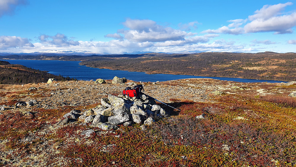 På toppen av Åshovda (1102). Utsikt nordover. Den store innsjøen er Rødungen. Bakerst til venstre i bildet ses Reineskarvet med en god del nysnø.