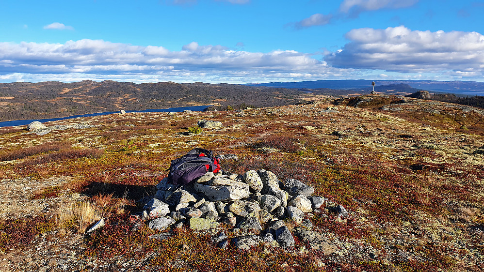 På toppen av Åshovda (1102), med utsikt tilbake mot Røungsdammen og parkeringsplassen, som skimtes nokså midt i bildet der innsjøen Rødungen stopper.