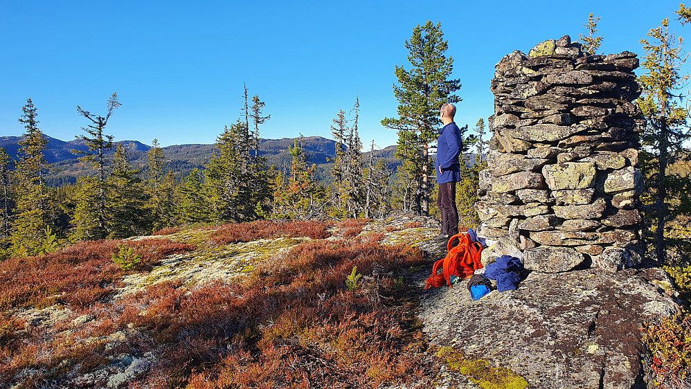 Stor og flott varde på toppen av Kviseternatten (825). Her med utsikt mot nord/nordvest.
