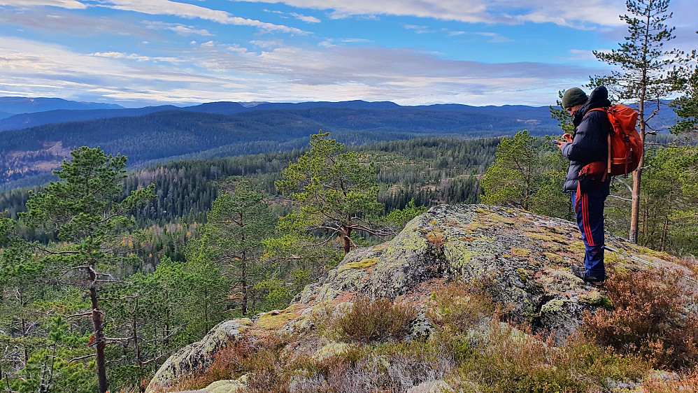 Øyvind på den fine utsiktsplassen like vest/sørvest for toppen av Klinkenberga Vest (536). Bildet tatt vestover.