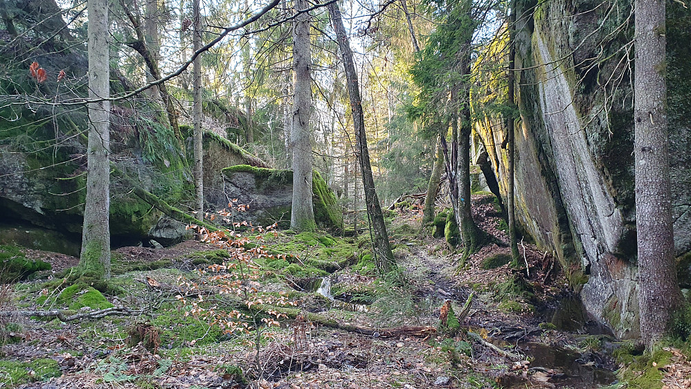 Et av skarene jeg gikk gjennom på turen. Her er jeg cirka midtveis mellom Storefjell og Bratten, på en sti som ikke var stiplet inn på kartet.