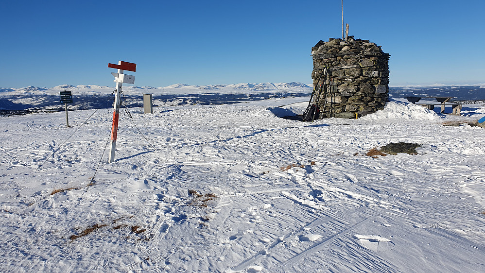 På toppen av Dyna (1212). Utsikt nordover, med bl.a. Hemsedalsfjella bakerst midt i bildet.