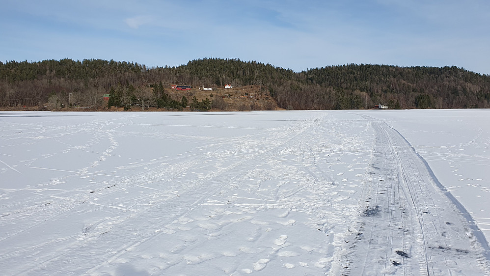 Jeg vandrer over isen på vei mot Bjørnøya, som ser ut til å være helt fri for snø.