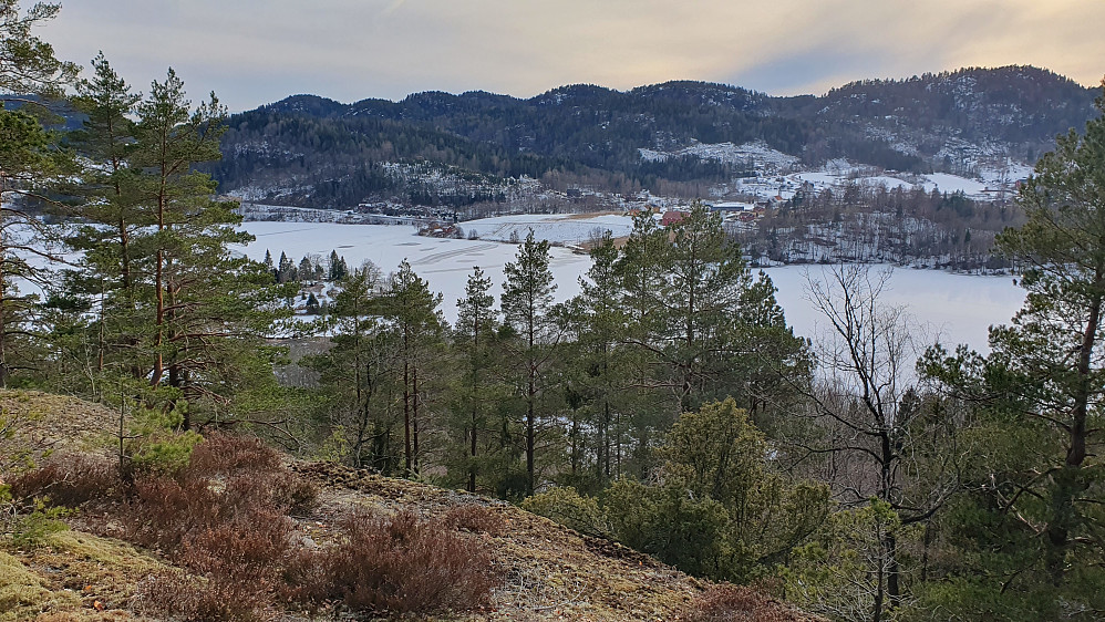 Like sør for toppen av Bjørnøya Vest (115) var det god utsikt mot sørvest og ned mot delen av Farris som kalles Nesfjorden.