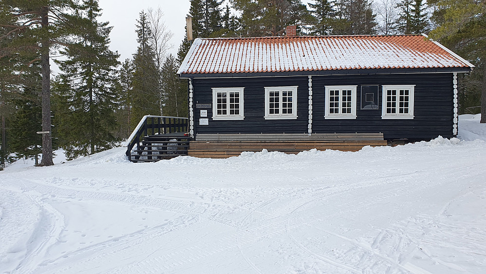 På slutten av turen gikk jeg via skihytta Trondsbu. Her er det åpent for servering på søndager i skisesongen ifølge hjemmesiden til Slåstad idrettslag.