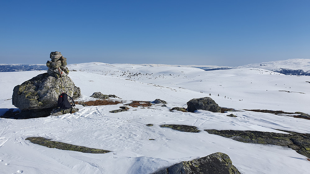 På Brennatten (1118). Høyeste fjell like til høyre for varden på den store steinen, er Tollevsrudvarden (1144).