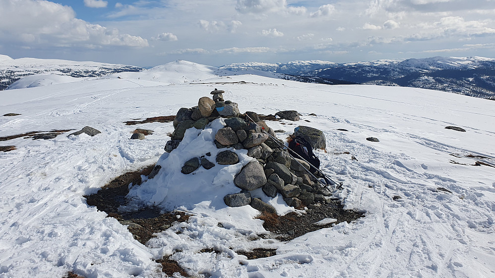 Toppvarden på Storlifjellet (1062). Bildet tatt sørover. Bak og litt til venstre ses neste turmål, Skinnatten (1070).