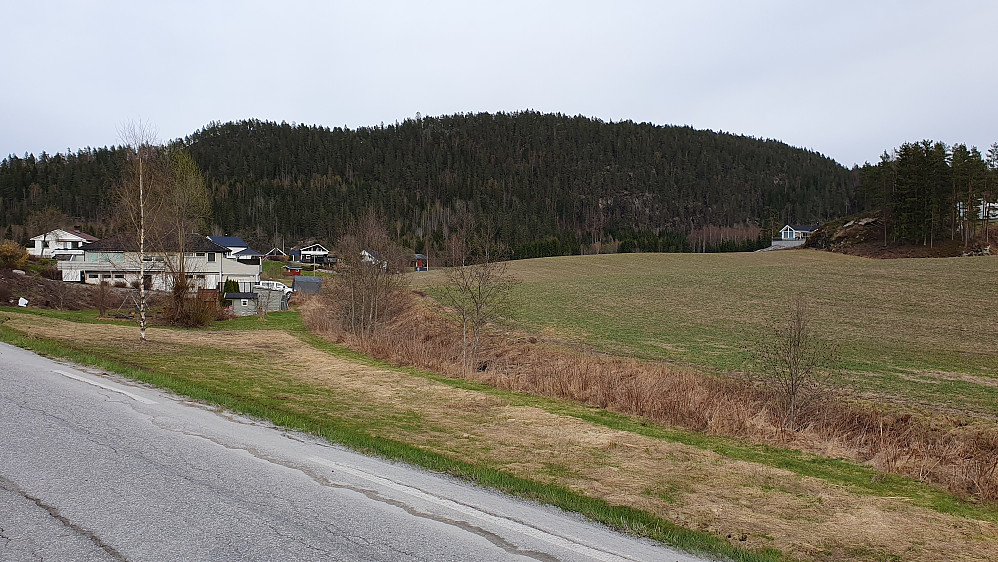 Kyrkjeåsen (211) sett fra fylkesvei 3306, like øst for Gjærum.