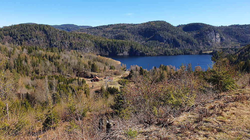 God utsikt fra grusveien nord for Nordkollen. Gården der nede er Kvislarønningen. Vannet vi ser er nordenden på den store innsjøen Farris.