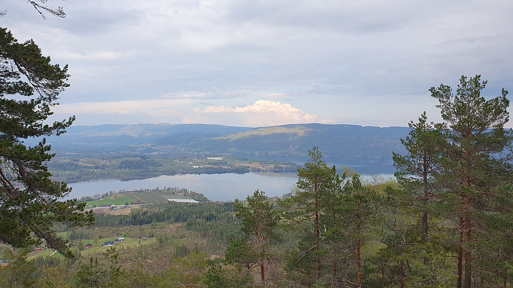 Utsikt fra Einlifjellet der stien går ut mot den bratte østsiden. Her med utsyn mot øst/nordøst. Vannet nedenfor er Norsjø.