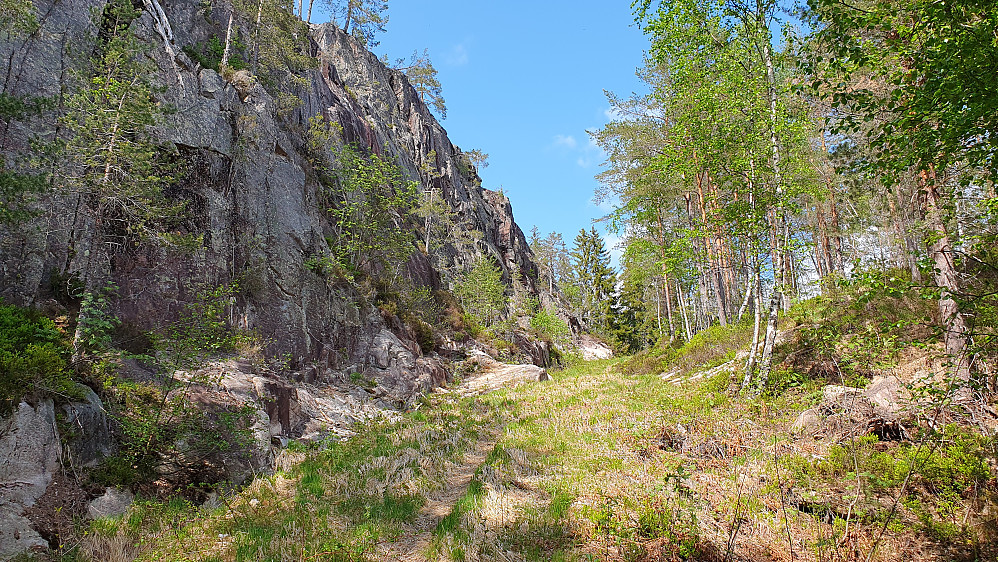 På vei oppover den rødmerkede stien, som her går langs en høy fjellskrent. Den blå stien går på oversiden av denne fjellskrenten.