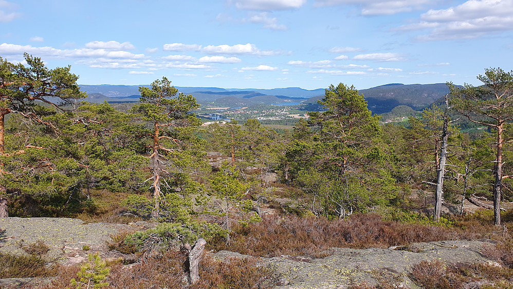 Fra oppstigningen, med utsikt østover og ned mot Lunde. 